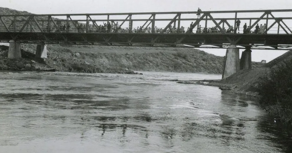 El puente carretero sobre el Limay se inauguró hace 80 años