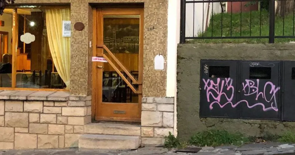 Denunciarán penalmente al hotelero que violó la faja de clausura y siguió trabajando