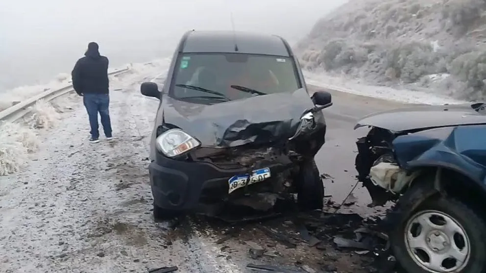 Accidente en Collón Cura por calzada resbalosa