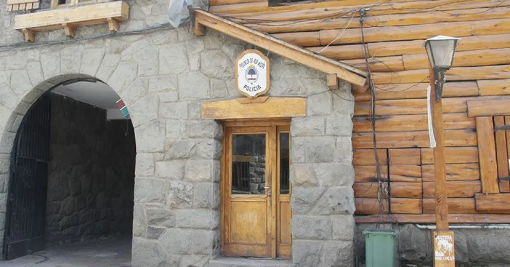 Salvaje ataque en Bariloche: golpeó a su inquilina embarazada, la amenazó y agredió a policías