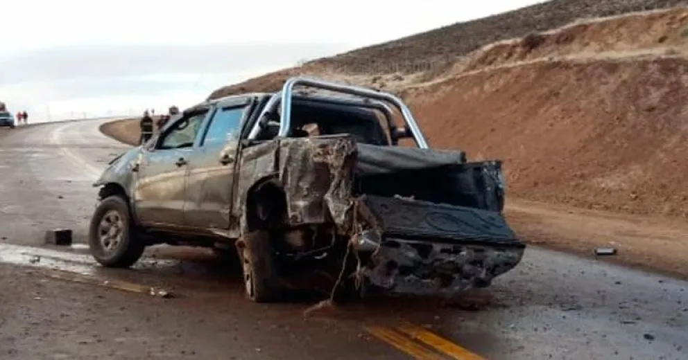 Murieron los dos ocupantes de una camioneta al volcar en la Ruta 23