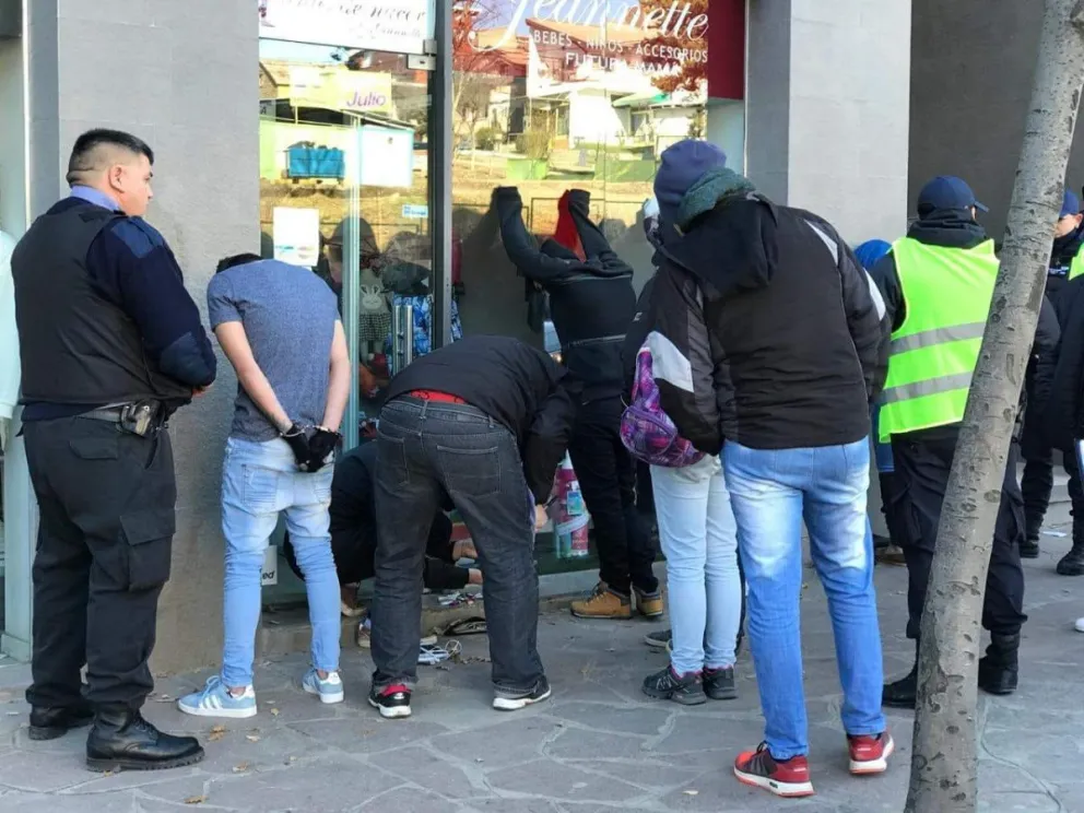 Colombianos detenidos utilizaban un inhibidor de alarmas para robar autos