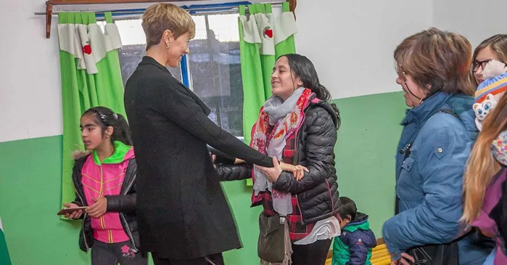 García Larraburu entregó becas estudiantiles