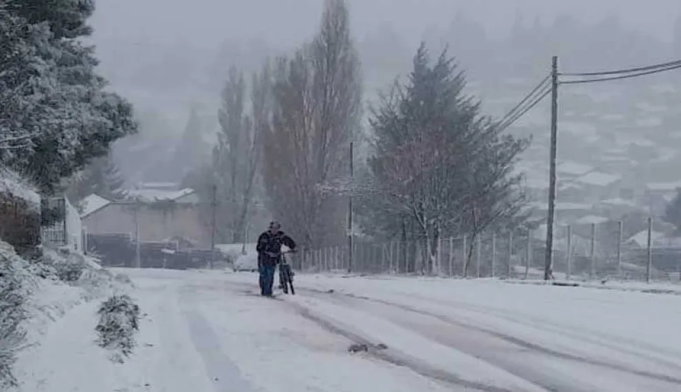Ante los inconvenientes por la caída de nieve, cuadrillas municipales trabajan en distintos sectores de la ciudad