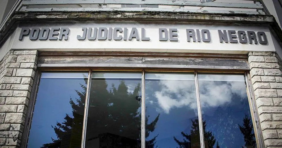 Sobreseyeron a un docente acusado de pincharle las ruedas a una colega en un colegio de Bariloche