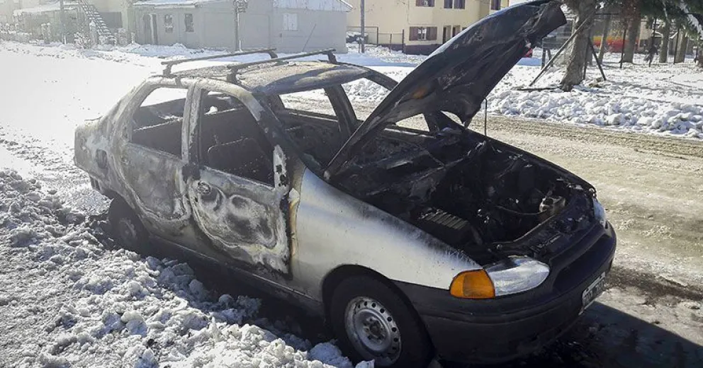 No solo le robaron el auto, también se lo incendiaron