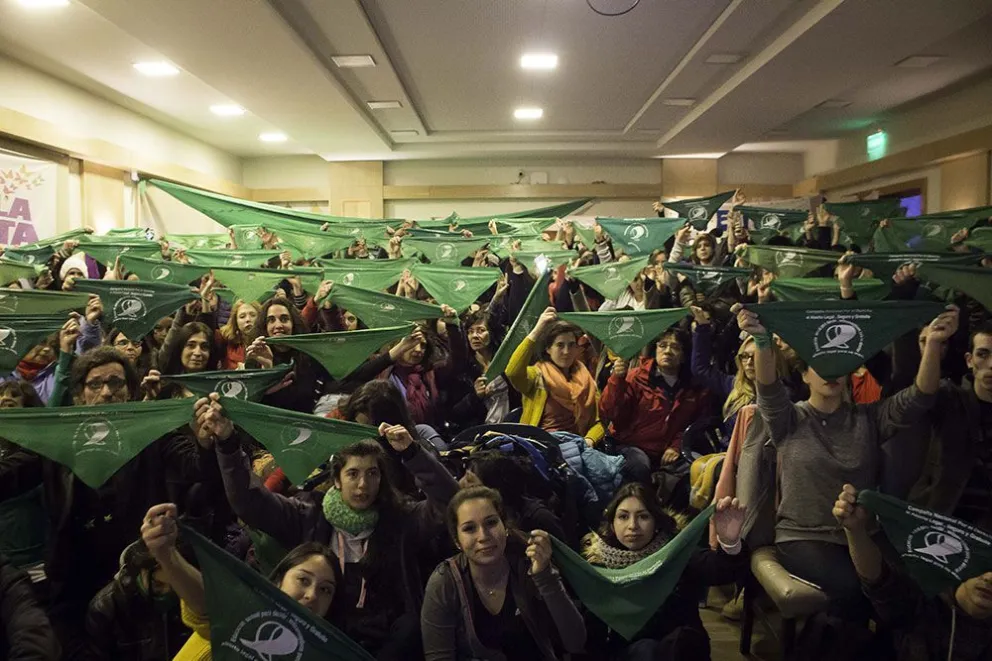Hubo vigilia por el aborto legal en la sala del Concejo