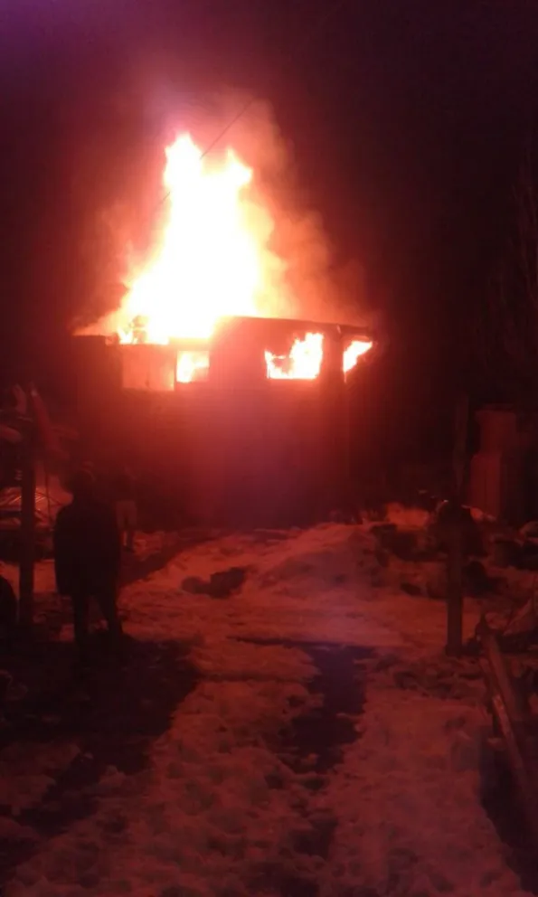 Una vivienda de dos plantas sufrió importantes daños en un incendio