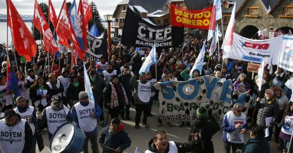 Multitudinaria marcha en el marco del paro nacional de la CTA