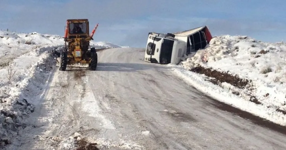 RUTA 23: Extrema precaución entre Dina Huapi y acceso a la CNEA por hielo