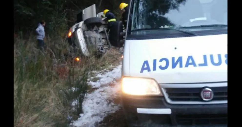 Tres heridos al volcar una camioneta en la Ruta 40