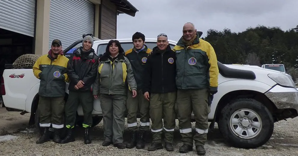 Personal de SPLIF Central Bariloche fue en ayuda de pobladores de la Línea Sur