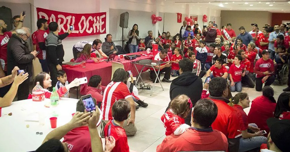 Ariel Holan compartió una noche inolvidable con hinchas del rojo