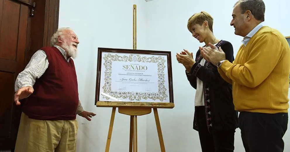 García Larraburu entregó una distinción de honor a Marchesi   