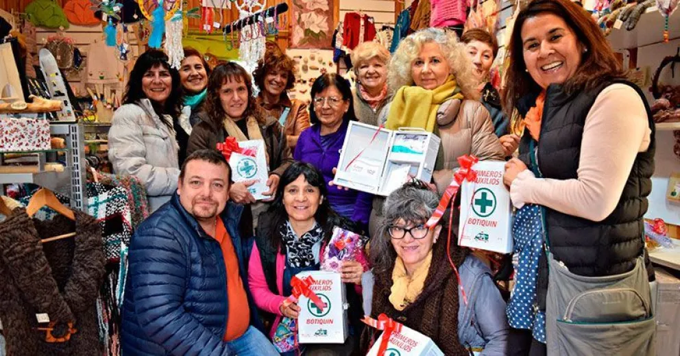 La Asociación Amas de Casa Artesanas donó botiquines para los CDI