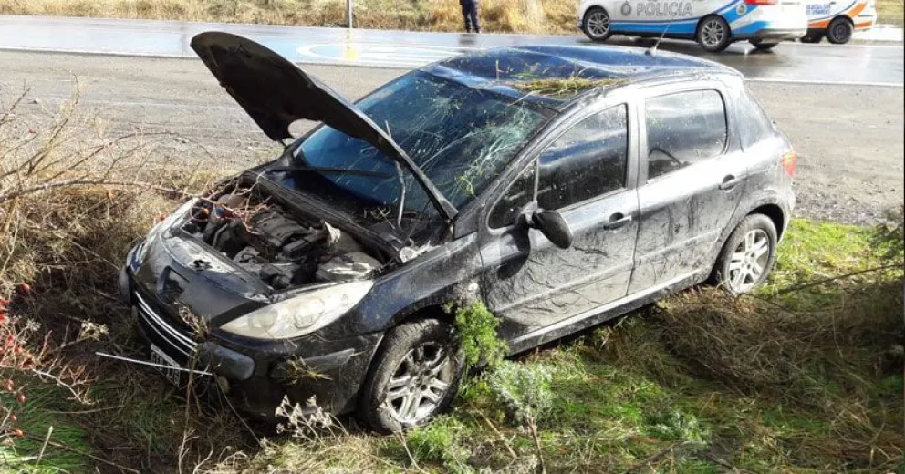 Un conductor asistido tras haber volcado en las vías