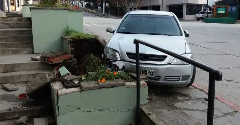Choque contra un cantero en Belgrano y 20 de Febrero