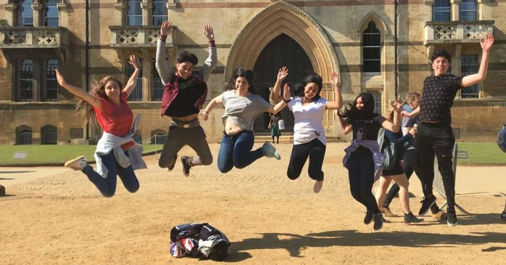 Alumnos del Colegio San Esteban realizaron viaje de estudios a Inglaterra