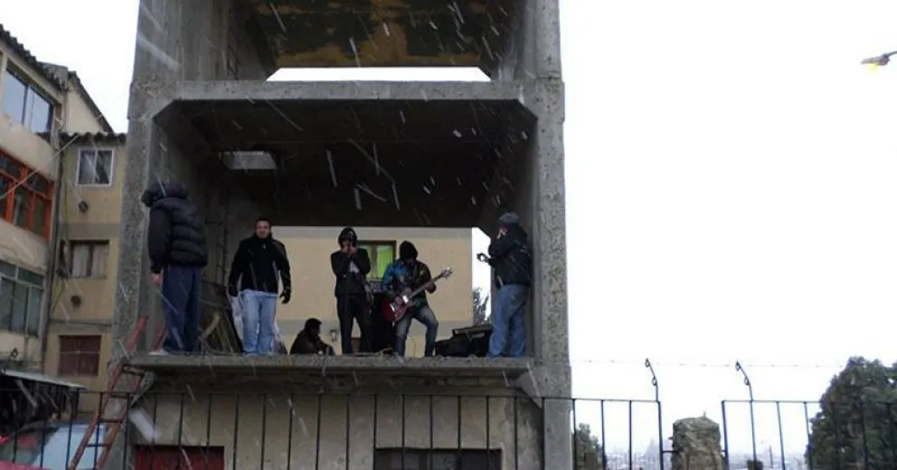 Los músicos en el tanque de agua del barrio Ada María Elflein.