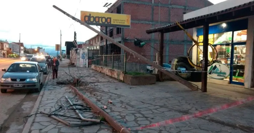 Conductor destruyó postes y una marquesina