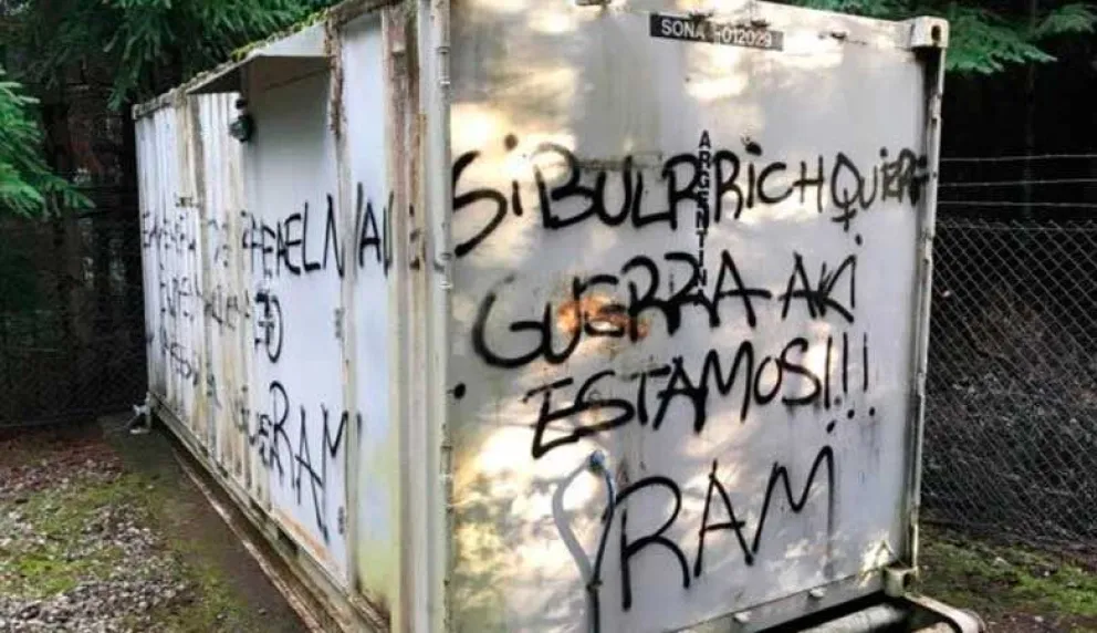 Derribaron la antena de Canal 7 de Rawson en Lago Puelo y dejaron pintadas del RAM
