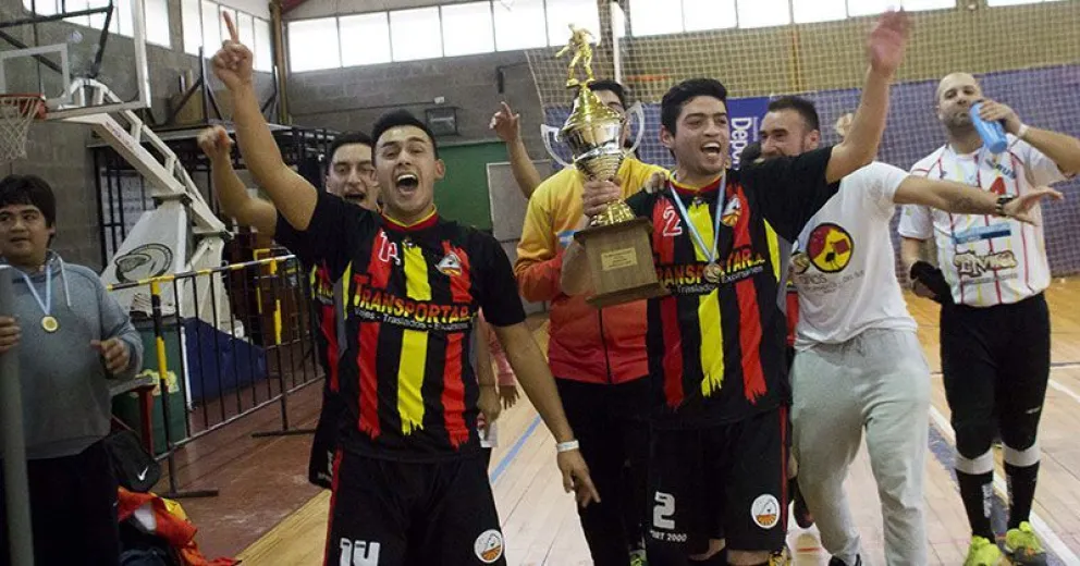 Cruz del Sur levantó orgulloso la "Copa Binacional"