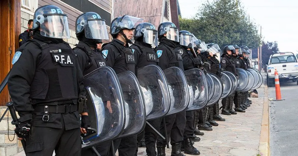 Policías deben estar identificados, sin pasamontañas ni armas frente a niños y jóvenes