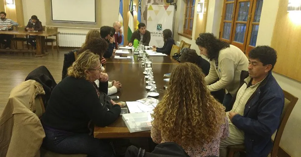 Polémica por viaje de dirigentes vecinales