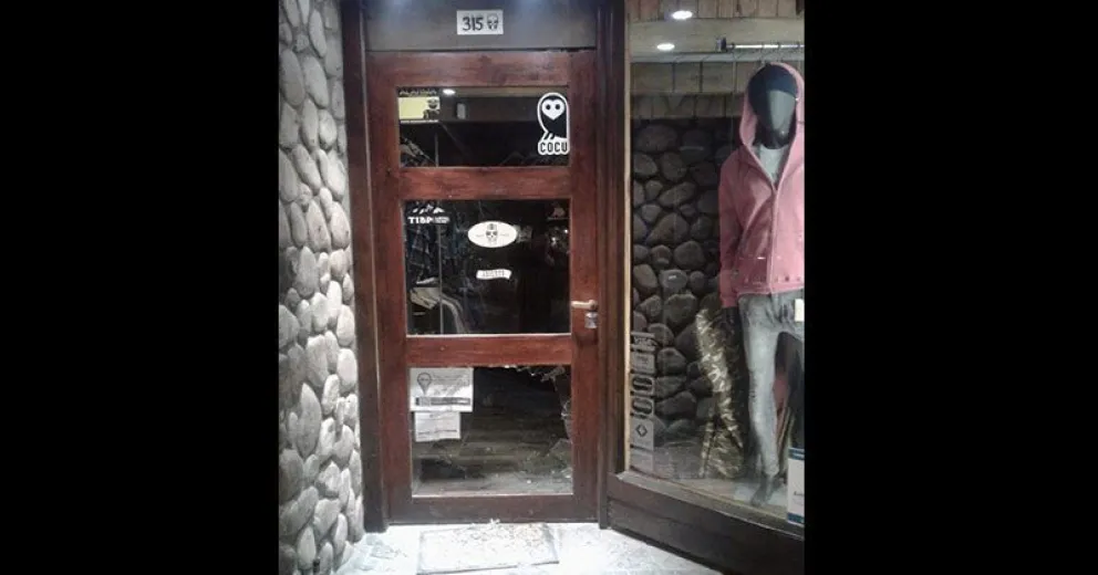 Detienen a un delincuente que sustrajo ropa de un local comercial