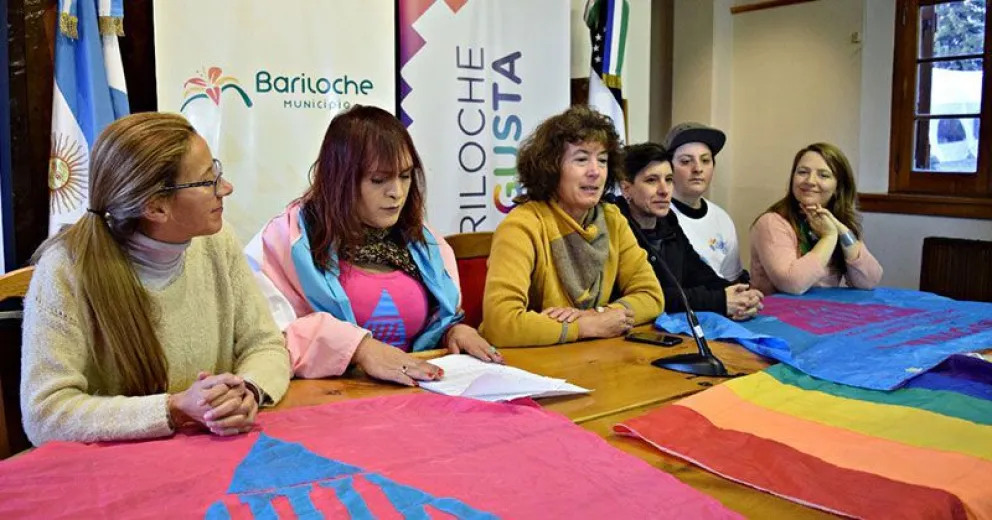 Conmemoraron el Día Internacional del Orgullo LGTBIQ+  izando las banderas en el Centro Cívico