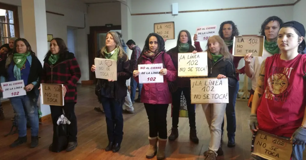 Con la consigna de “Ni  una menos” exigieron que no se cierre la línea 102