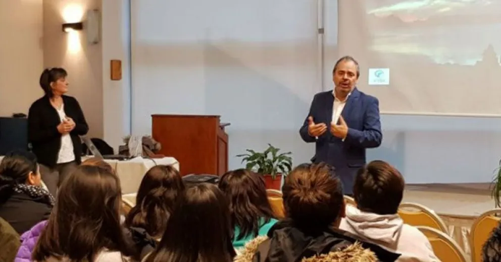 Importante capacitación para actuar ante la vulneración de derechos de jóvenes en viajes de egresados