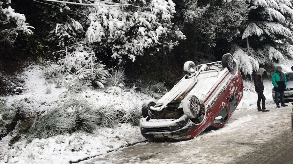 Despistes y vuelcos por  la nieve en las rutas