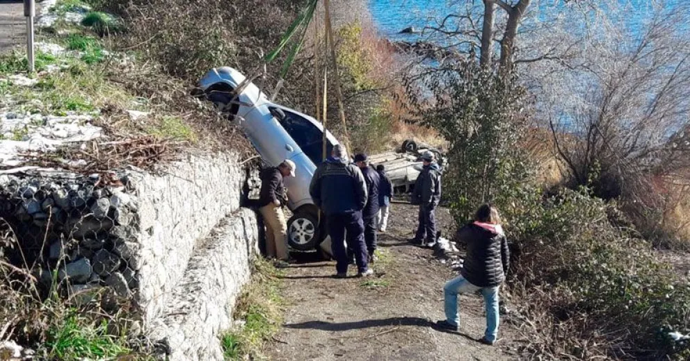 Dos autos se despistaron en Bustillo y terminaron cerca del lago