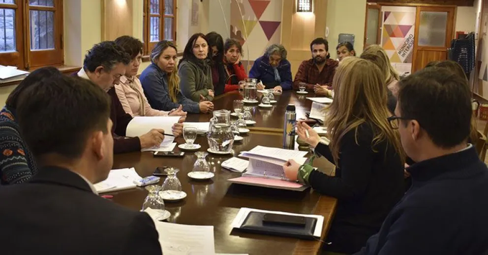 Concejo debate aporte para bibliotecas, pintada de pañuelos y banco de materiales