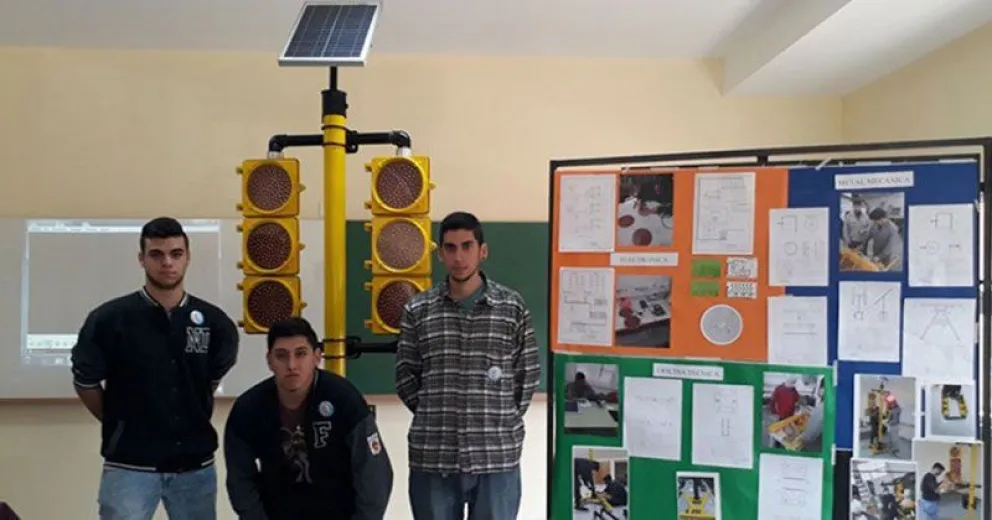 Reconocimiento del Senado para estudiantes de Bariloche que crearon un semáforo inteligente