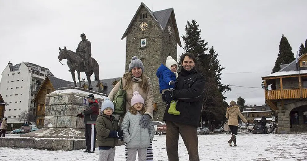 LA OTRA CARA DE LA NEVADA: Los primeros turistas del invierno, felices