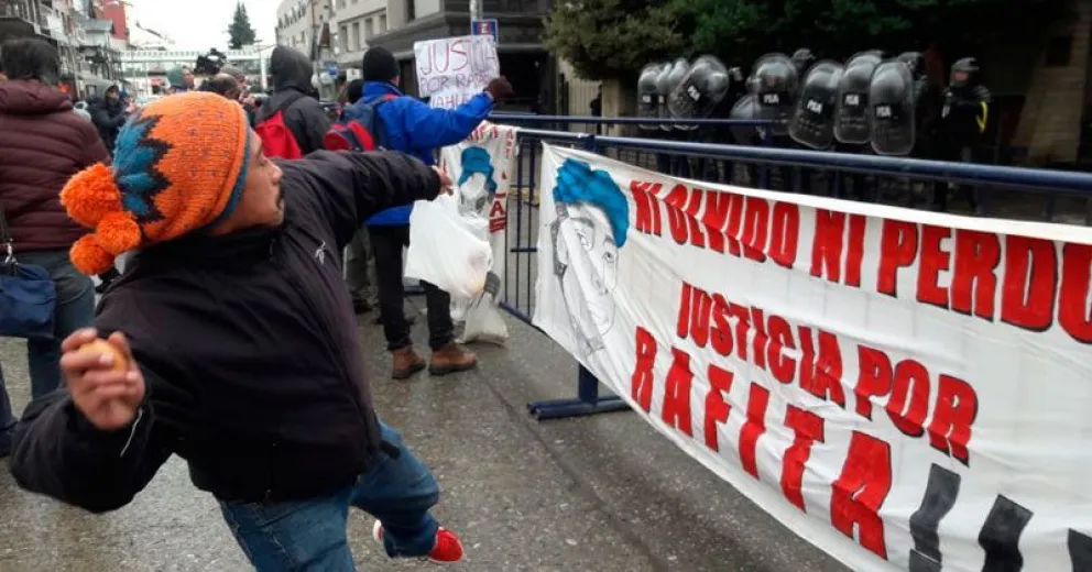 Manifestación afuera del Juzgado Federal por la declaración del presunto homicida de Rafael Nahuel