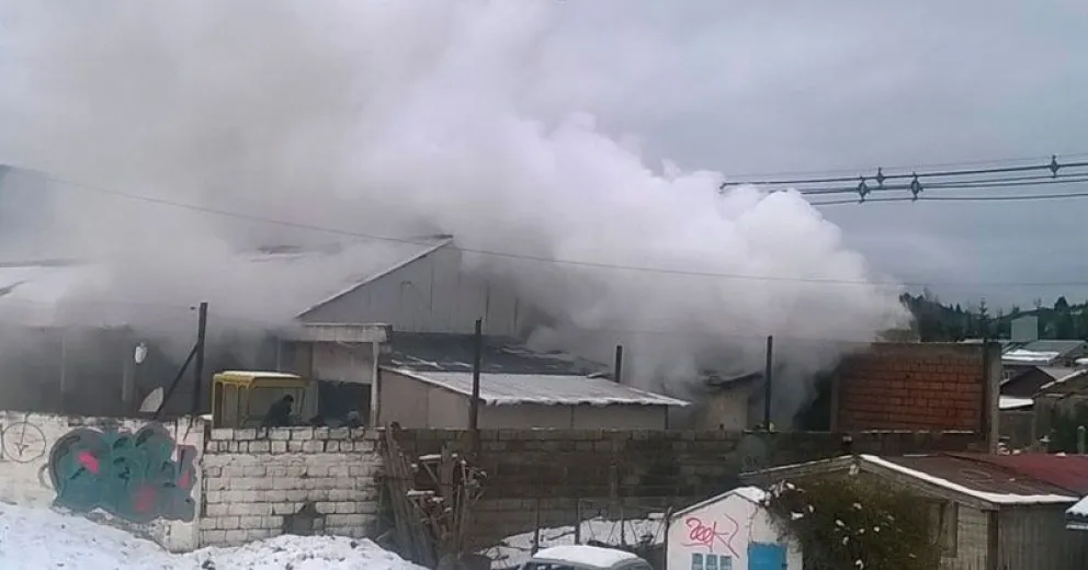 Incendio en los galpones de la Delegación Municipal Sur