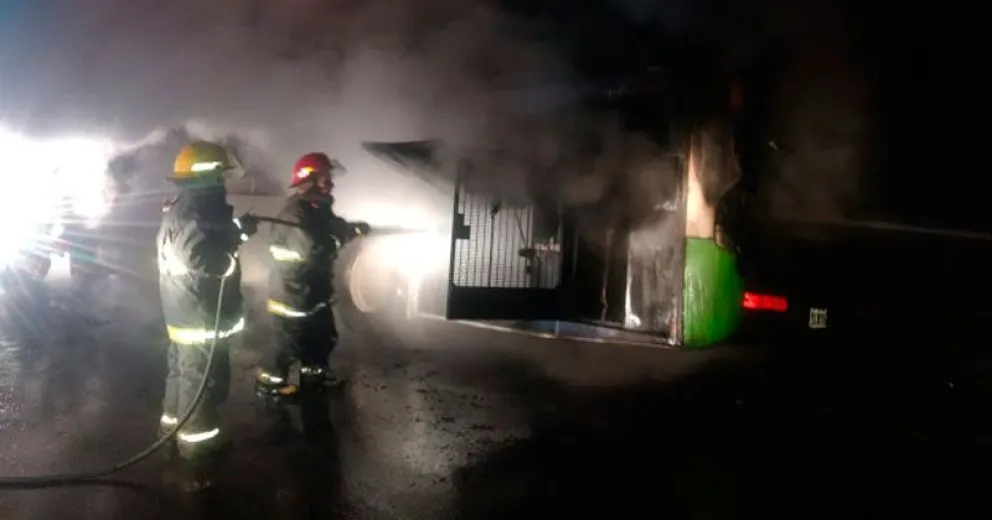 Se incendió un micro que venía desde El Bolsón