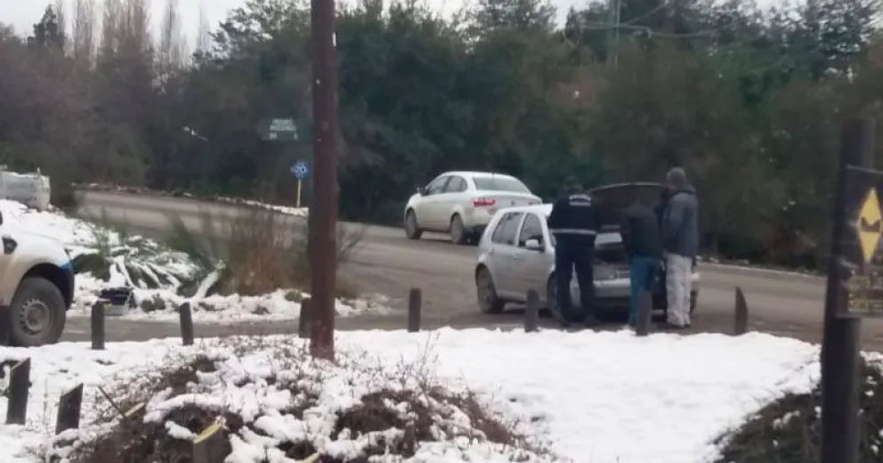 Los detuvieron tras amenazar con armas a dos menores y provocar daños en un vehículo