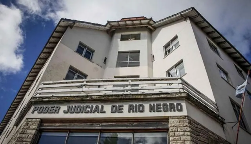 Acusaron a un hombre que rompió un vaso en la cara de su pareja   