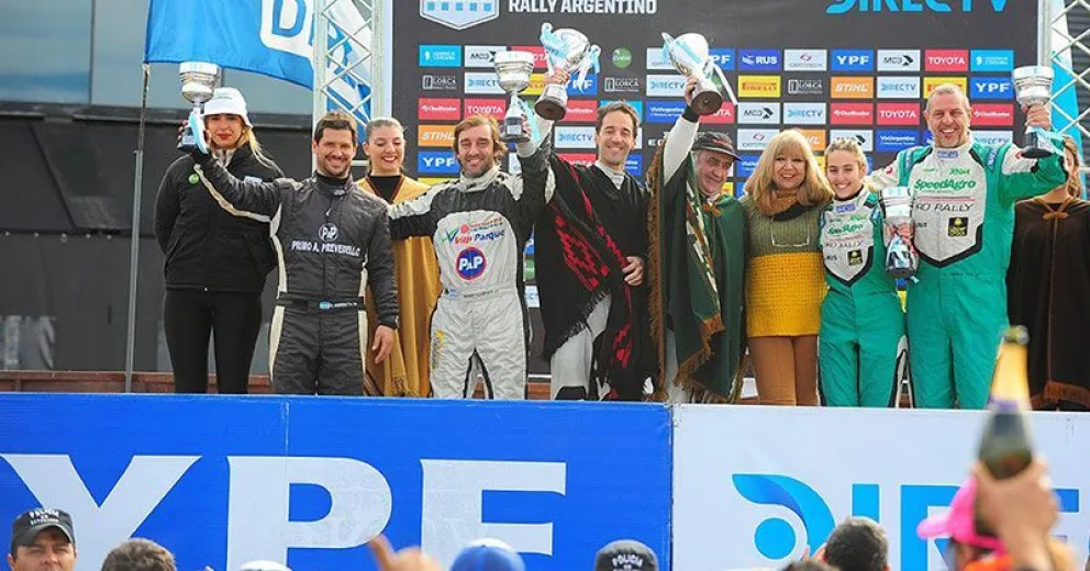 Elvira-Tagle festejaron a lo grande con el poncho puesto y lideran el certamen