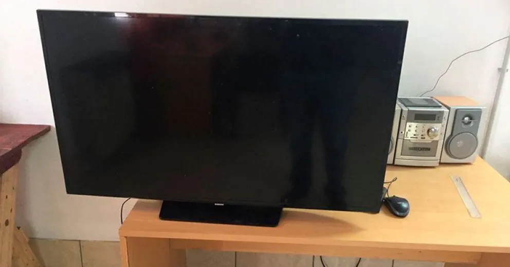 Escondían en el entretecho de una casa un televisor robado y fueron descubiertos