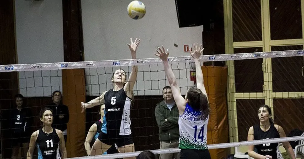 Las chicas del CEF 8 se quedaron con el duelo frente al líder Gigantes A