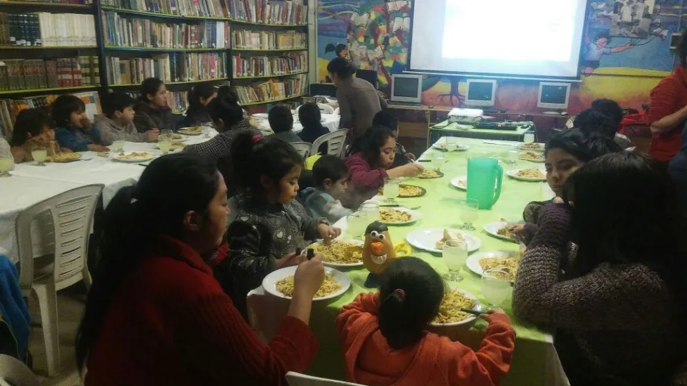 Una vez por semana en la Biblioteca del Nahuel Hue reciben a los nenes con un almuerzo y tarde de cine