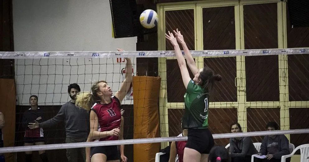 Equipos femeninos continúan el certamen de la liga de vóley local