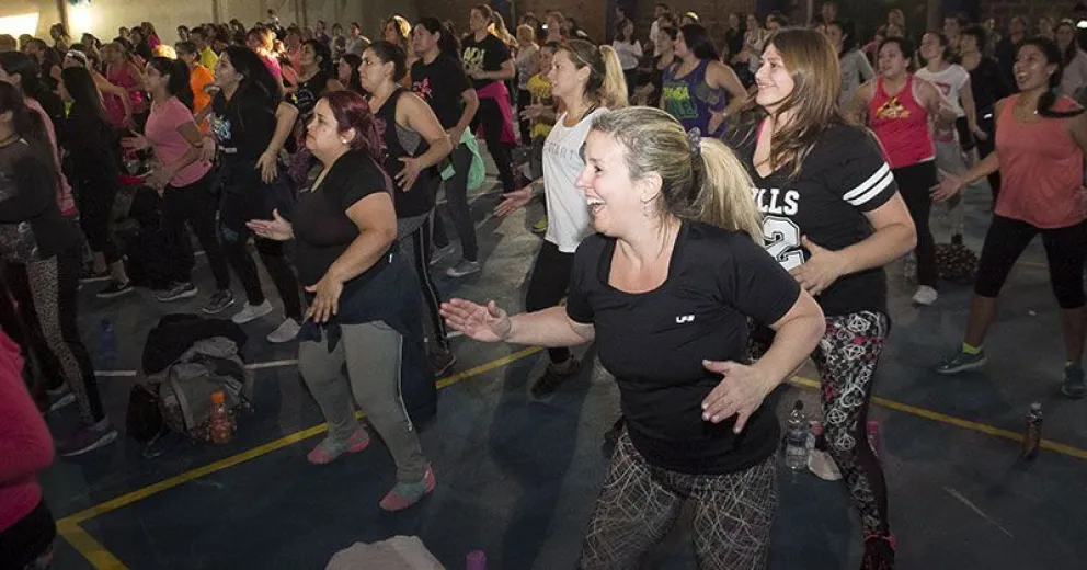 Cientos de personas bailaron zumba apoyando la campaña “hashtag (#) Sueños en la Mochila”