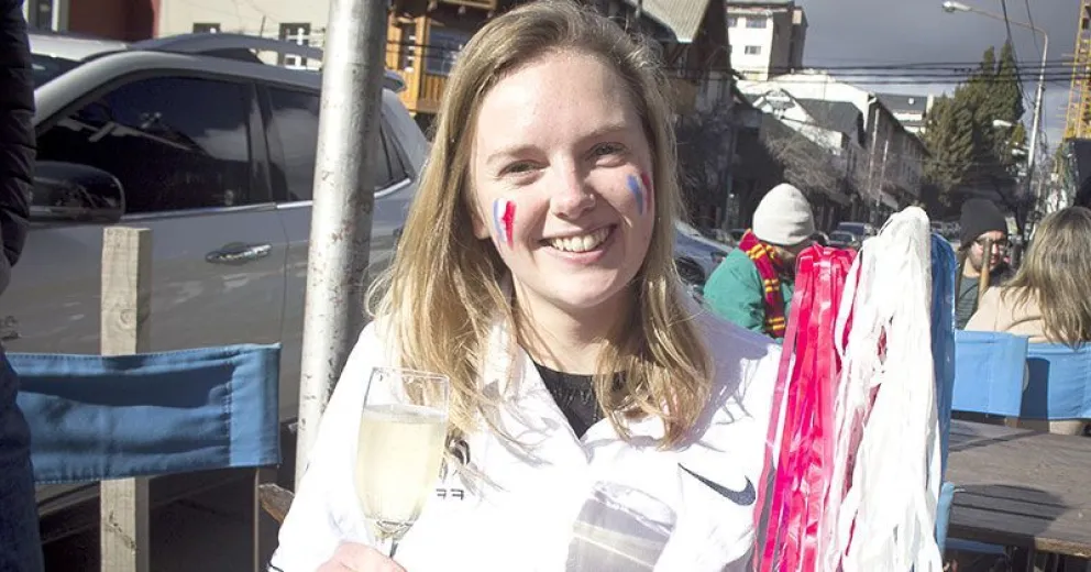 Emilie, la francesa que vive en Bariloche y festejó con champagne