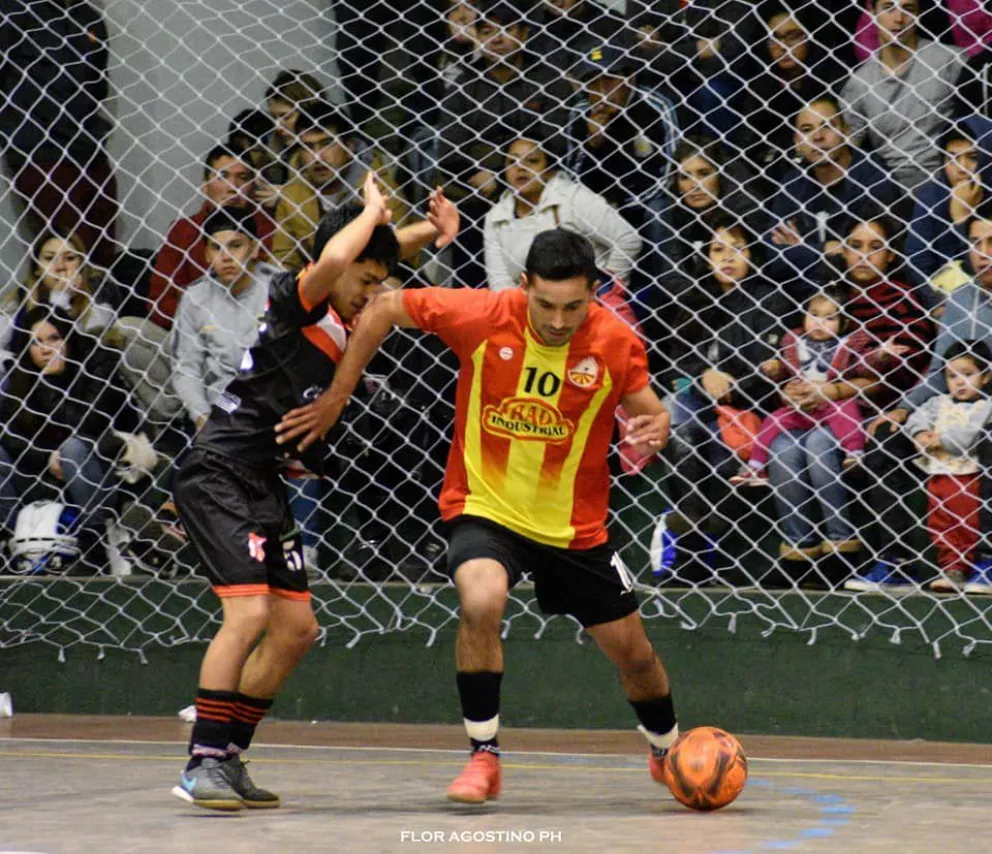 Cruz del Sur ganó el clásico y se quedó con la punta de la tabla